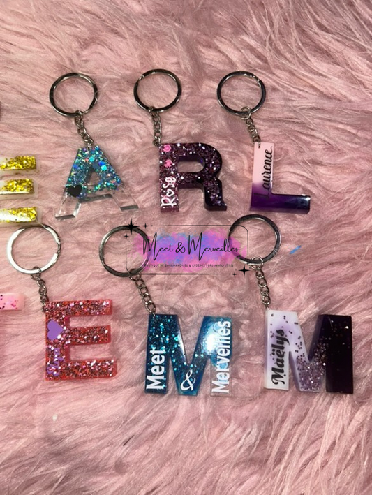 Porte-clé Lettre Personnalisée – Création Unique en Résine