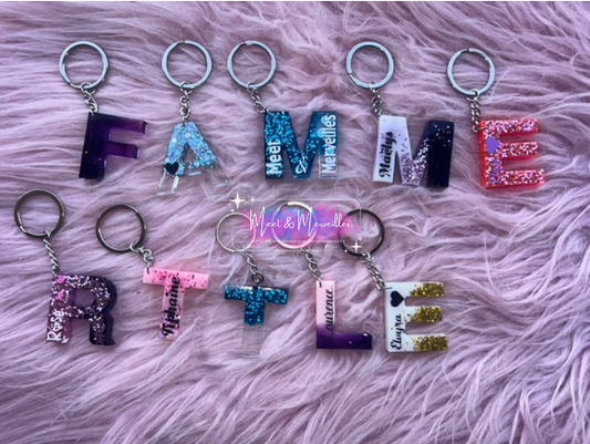 Porte-clé Lettre Personnalisée – Création Unique en Résine