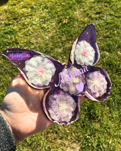Papillon en résine personnalisé avec fleurs séchées – Cadeau maman unique